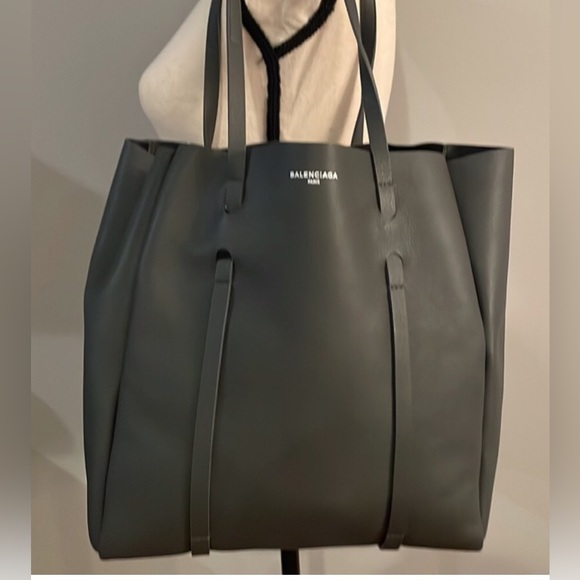 Balenciaga everyday tote bag. Grey. Logo w documentation. Excellent cond… - Picture 2 of 11